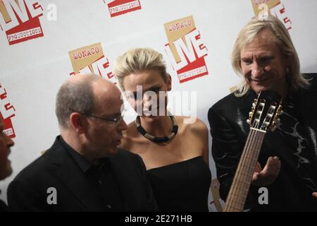 Le Prince Albert II de Monaco et sa fiancée Charlene Wittstock assistent à un concert du groupe de rock américain The Eagles au Stade Louis II pour célébrer leur mariage, à Monaco, le 30 juin 2011. Photo de Frédéric Nebinger/ABACAPRESS.COM Banque D'Images