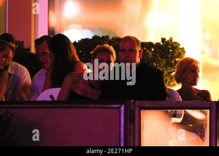 Le Prince Albert II de Monaco et sa fiancée Charlene Wittstock assistent à un concert du groupe de rock américain The Eagles au Stade Louis II pour célébrer leur mariage, à Monaco, le 30 juin 2011. Photo de Frédéric Nebinger/ABACAPRESS.COM Banque D'Images