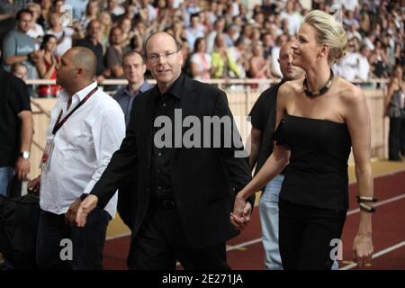 Le Prince Albert II de Monaco et sa fiancée Charlene Wittstock assistent à un concert du groupe de rock américain The Eagles au Stade Louis II pour célébrer leur mariage, à Monaco, le 30 juin 2011. Photo de Frédéric Nebinger/ABACAPRESS.COM Banque D'Images