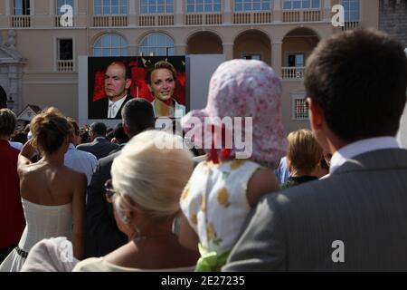 Atmosphère sur la place du Palais du Prince lors du mariage civil du Prince Albert II de Monaco à Charlene Wittstock à Monaco le 1er juillet 2011. Photo de Frédéric Nebinger/ABACAPRESS.COM Banque D'Images