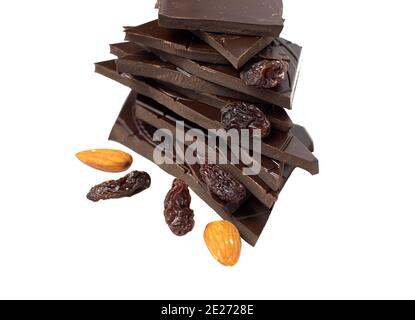 Gros plan de morceaux de chocolat noir de qualité inférieure, d'amandes et de raisins secs sur fond blanc Banque D'Images