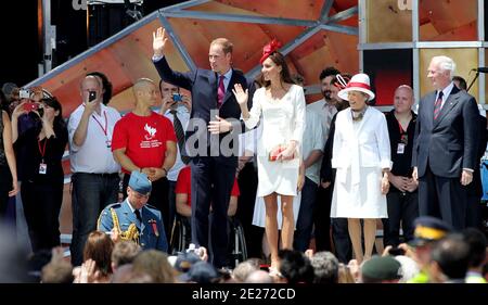 Le prince William, duc de Cambridge et Catherine, duchesse de Cambridge, se déferlent devant la foule au Parlement à Ottawa, Juuly 1, 2011, dans le cadre d'une visite de neuf jours au Canada.photo de Douliery/Hahn/ABACAPRESS.COM Banque D'Images