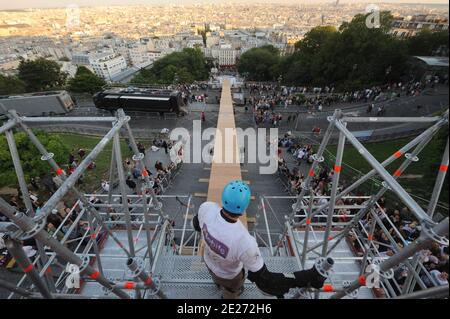 Le champion du monde de roller Taig Khris lors d'une session d'entraînement au Sacré-cœur à Paris, en France, le 1er juillet 2011. Taig Khris essaiera de battre le record du monde du saut à la longue distance du haut de la Butte Montmartre de Paris. Le samedi 2 juillet 2011, le sportif descendra du Sacré-cœur de Montmartre pour tenter de battre le record du monde du saut en flèche. Photo par ABACAPRESS.COM Banque D'Images