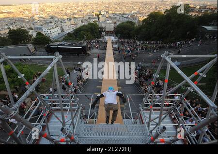 Le champion du monde de roller Taig Khris lors d'une session d'entraînement au Sacré-cœur à Paris, en France, le 1er juillet 2011. Taig Khris essaiera de battre le record du monde du saut à la longue distance du haut de la Butte Montmartre de Paris. Le samedi 2 juillet 2011, le sportif descendra du Sacré-cœur de Montmartre pour tenter de battre le record du monde du saut en flèche. Photo par ABACAPRESS.COM Banque D'Images