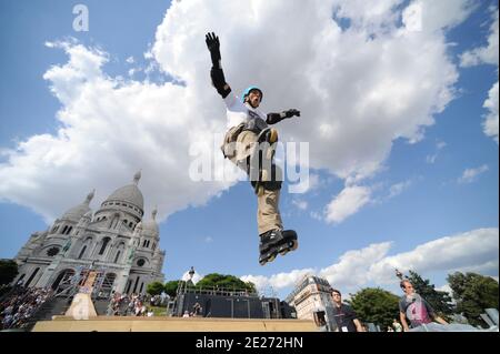 Le champion du monde de roller Taig Khris lors d'une session d'entraînement au Sacré-cœur à Paris, en France, le 1er juillet 2011. Taig Khris essaiera de battre le record du monde du saut à la longue distance du haut de la Butte Montmartre de Paris. Le samedi 2 juillet 2011, le sportif descendra du Sacré-cœur de Montmartre pour tenter de battre le record du monde du saut en flèche. Photo de Nicolas Gouhier/ABACAPRESS.COM Banque D'Images