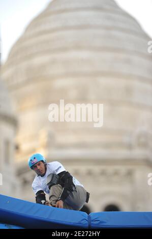 Le champion du monde de roller Taig Khris lors d'une session d'entraînement au Sacré-cœur à Paris, en France, le 1er juillet 2011. Taig Khris essaiera de battre le record du monde du saut à la longue distance du haut de la Butte Montmartre de Paris. Le samedi 2 juillet 2011, le sportif descendra du Sacré-cœur de Montmartre pour tenter de battre le record du monde du saut en flèche. Photo par ABACAPRESS.COM Banque D'Images