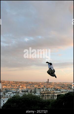 Le champion du monde de roller Taig Khris lors d'une session d'entraînement au Sacré-cœur à Paris, en France, le 1er juillet 2011. Taig Khris essaiera de battre le record du monde du saut à la longue distance du haut de la Butte Montmartre de Paris. Le samedi 2 juillet 2011, le sportif descendra du Sacré-cœur de Montmartre pour tenter de battre le record du monde du saut en flèche. Photo par ABACAPRESS.COM Banque D'Images