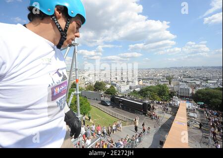 Le champion du monde de roller Taig Khris lors d'une session d'entraînement au Sacré-cœur à Paris, en France, le 1er juillet 2011. Taig Khris essaiera de battre le record du monde du saut à la longue distance du haut de la Butte Montmartre de Paris. Le samedi 2 juillet 2011, le sportif descendra du Sacré-cœur de Montmartre pour tenter de battre le record du monde du saut en flèche. Photo par ABACAPRESS.COM Banque D'Images