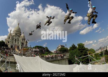 Le champion du monde de roller Taig Khris lors d'une session d'entraînement au Sacré-cœur à Paris, en France, le 1er juillet 2011. Taig Khris essaiera de battre le record du monde du saut à la longue distance du haut de la Butte Montmartre de Paris. Le samedi 2 juillet 2011, le sportif descendra du Sacré-cœur de Montmartre pour tenter de battre le record du monde du saut en flèche. Photo par ABACAPRESS.COM Banque D'Images