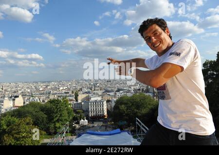 Le champion du monde de roller Taig Khris lors d'une session d'entraînement au Sacré-cœur à Paris, en France, le 1er juillet 2011. Taig Khris essaiera de battre le record du monde du saut à la longue distance du haut de la Butte Montmartre de Paris. Le samedi 2 juillet 2011, le sportif descendra du Sacré-cœur de Montmartre pour tenter de battre le record du monde du saut en flèche. Photo de Nicolas Gouhier/ABACAPRESS.COM Banque D'Images