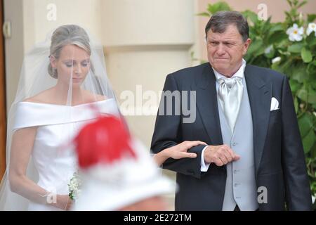 Charlene Wittstock et son père Michael Wittstock arrivent pour la cérémonie de mariage religieux du prince Abert II de Monaco à Charlene Wittstock qui s'est tenue dans la cour principale du palais du prince à Monaco le 2 juillet 2011. Les célébrations sont suivies d'une liste d'invités de familles royales, de célébrités mondiales et de chefs d'États. Photo par ABACAPRESS.COM Banque D'Images