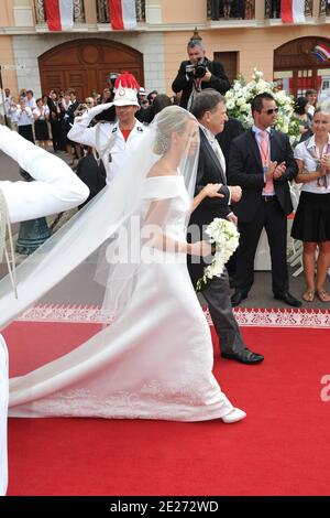 Charlene Wittstock et son père Michael Wittstock arrivent pour la cérémonie de mariage religieux du prince Abert II de Monaco à Charlene Wittstock qui s'est tenue dans la cour principale du palais du prince à Monaco le 2 juillet 2011. Les célébrations sont suivies d'une liste d'invités de familles royales, de célébrités mondiales et de chefs d'États. Photo par ABACAPRESS.COM Banque D'Images