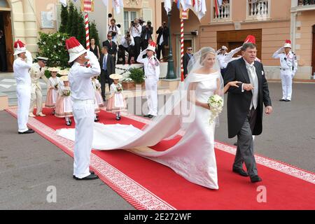 Charlene Wittstock et son père Michael Wittstock arrivent pour la cérémonie de mariage religieux du prince Abert II de Monaco à Charlene Wittstock qui s'est tenue dans la cour principale du palais du prince à Monaco le 2 juillet 2011. Les célébrations sont suivies d'une liste d'invités de familles royales, de célébrités mondiales et de chefs d'États. Photo par ABACAPRESS.COM Banque D'Images