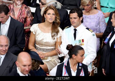 La princesse Madeleine de Suède, le prince Carl-Philip de Suède, derrière Karl Lagerfeld, Helene Mercier-Arnault et Bernard Arnault, assistent au mariage du prince Albert II de Monaco et de Charlene Wittstock dans le Cour d’Honneur au Palais de Monte Carlo, Monaco, le 02 juillet 2011. Photo de Frédéric Nebinger/ABACAPRESS.COM Banque D'Images