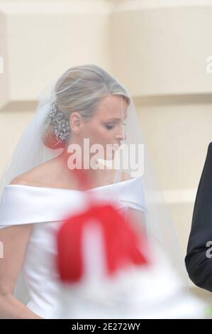 Charlene Wittstock et son père Michael Wittstock arrivent pour la cérémonie de mariage religieux du prince Abert II de Monaco à Charlene Wittstock qui s'est tenue dans la cour principale du palais du prince à Monaco le 2 juillet 2011. Les célébrations sont suivies d'une liste d'invités de familles royales, de célébrités mondiales et de chefs d'États. Photo par ABACAPRESS.COM Banque D'Images