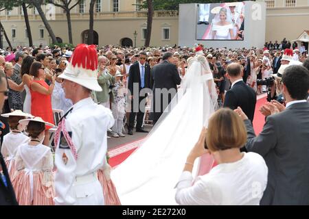 Charlene Wittstock et son père Michael Wittstock arrivent pour la cérémonie de mariage religieux du prince Abert II de Monaco à Charlene Wittstock qui s'est tenue dans la cour principale du palais du prince à Monaco le 2 juillet 2011. Les célébrations sont suivies d'une liste d'invités de familles royales, de célébrités mondiales et de chefs d'États. Photo par ABACAPRESS.COM Banque D'Images