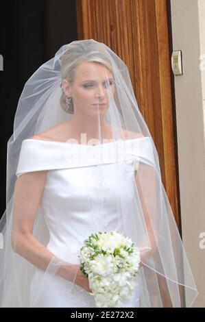 Charlene Wittstock et son père Michael Wittstock arrivent pour la cérémonie de mariage religieux du prince Abert II de Monaco à Charlene Wittstock qui s'est tenue dans la cour principale du palais du prince à Monaco le 2 juillet 2011. Les célébrations sont suivies d'une liste d'invités de familles royales, de célébrités mondiales et de chefs d'États. Photo par ABACAPRESS.COM Banque D'Images