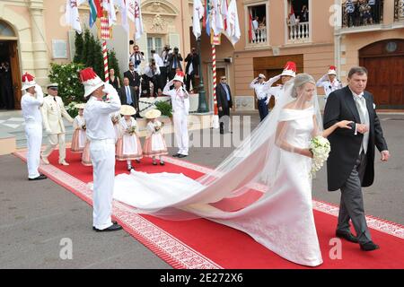 Charlene Wittstock et son père Michael Wittstock arrivent pour la cérémonie de mariage religieux du prince Abert II de Monaco à Charlene Wittstock qui s'est tenue dans la cour principale du palais du prince à Monaco le 2 juillet 2011. Les célébrations sont suivies d'une liste d'invités de familles royales, de célébrités mondiales et de chefs d'États. Photo par ABACAPRESS.COM Banque D'Images
