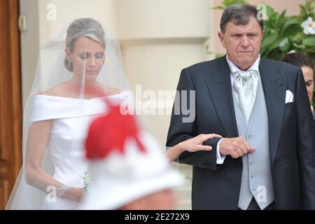 Charlene Wittstock et son père Michael Wittstock arrivent pour la cérémonie de mariage religieux du prince Abert II de Monaco à Charlene Wittstock qui s'est tenue dans la cour principale du palais du prince à Monaco le 2 juillet 2011. Les célébrations sont suivies d'une liste d'invités de familles royales, de célébrités mondiales et de chefs d'États. Photo par ABACAPRESS.COM Banque D'Images