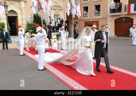 Charlene Wittstock et son père Michael Wittstock arrivent pour la cérémonie de mariage religieux du prince Abert II de Monaco à Charlene Wittstock qui s'est tenue dans la cour principale du palais du prince à Monaco le 2 juillet 2011. Les célébrations sont suivies d'une liste d'invités de familles royales, de célébrités mondiales et de chefs d'États. Photo par ABACAPRESS.COM Banque D'Images