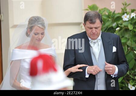 Charlene Wittstock et son père Michael Wittstock arrivent pour la cérémonie de mariage religieux du prince Abert II de Monaco à Charlene Wittstock qui s'est tenue dans la cour principale du palais du prince à Monaco le 2 juillet 2011. Les célébrations sont suivies d'une liste d'invités de familles royales, de célébrités mondiales et de chefs d'États. Photo par ABACAPRESS.COM Banque D'Images