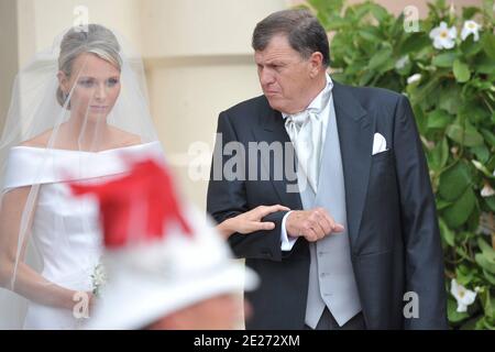 Charlene Wittstock et son père Michael Wittstock arrivent pour la cérémonie de mariage religieux du prince Abert II de Monaco à Charlene Wittstock qui s'est tenue dans la cour principale du palais du prince à Monaco le 2 juillet 2011. Les célébrations sont suivies d'une liste d'invités de familles royales, de célébrités mondiales et de chefs d'États. Photo par ABACAPRESS.COM Banque D'Images