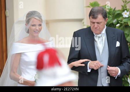 Charlene Wittstock et son père Michael Wittstock arrivent pour la cérémonie de mariage religieux du prince Abert II de Monaco à Charlene Wittstock qui s'est tenue dans la cour principale du palais du prince à Monaco le 2 juillet 2011. Les célébrations sont suivies d'une liste d'invités de familles royales, de célébrités mondiales et de chefs d'États. Photo par ABACAPRESS.COM Banque D'Images