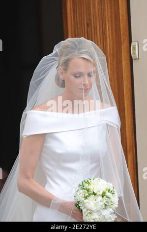 Charlene Wittstock et son père Michael Wittstock arrivent pour la cérémonie de mariage religieux du prince Abert II de Monaco à Charlene Wittstock qui s'est tenue dans la cour principale du palais du prince à Monaco le 2 juillet 2011. Les célébrations sont suivies d'une liste d'invités de familles royales, de célébrités mondiales et de chefs d'États. Photo par ABACAPRESS.COM Banque D'Images