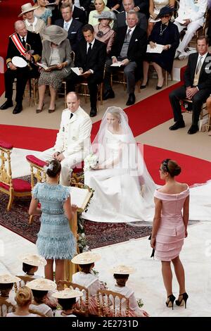 Le Prince Albert II de Monaco et sa femme la princesse Charlene photographiés près de Pauline Ducruet et de Charlotte Casiraghi lors de leur mariage au Cour d’Honneur au Palais, Monte Carlo, Monaco, le 02 juillet 2011. Photo de Frédéric Nebinger/ABACAPRESS.COM Banque D'Images