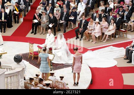 Le Prince Albert II de Monaco et sa femme la princesse Charlene photographiés près de Pauline Ducruet et de Charlotte Casiraghi lors de leur mariage au Cour d’Honneur au Palais, Monte Carlo, Monaco, le 02 juillet 2011. Photo de Frédéric Nebinger/ABACAPRESS.COM Banque D'Images