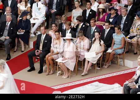 Christopher Levine, Princesse Stéphanie de Monaco, Princesse Caroline de Hanovre, Charlotte Casiraghi, Andrea Casiraghi, Camille Gottlieb, Princesse Alexandra de Hanovre, Pierre Casiraghi, Louis Ducruet, Pauline Ducruet, photographiés lors de leur mariage au Cour d’Honneur au Palais, Monte Carlo, Monaco, le 02 juillet 2011. Photo de Frédéric Nebinger/ABACAPRESS.COM Banque D'Images