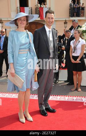 Le prince héréditaire Alois du Liechtenstein et la duchesse Sophie en Bavière arrivant pour la cérémonie de mariage religieux du prince Abert II de Monaco à Charlene Wittstock tenue dans la cour principale du palais du prince à Monaco le 2 juillet 2011. Les célébrations sont suivies d'une liste d'invités de familles royales, de célébrités mondiales et de chefs d'États. Photo par ABACAPRESS.COM Banque D'Images