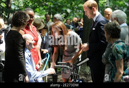 Le prince William, duc de Cambridge et Catherine, duchesse de Cambridge, accueillent un invité lors d'un événement de plantation d'arbres à leur résidence à Ottawa, le 2 juillet 2011, dans le cadre d'une visite de neuf jours au Canada.photo de Douliery/Hahn/ABACAPRESS.COM Banque D'Images