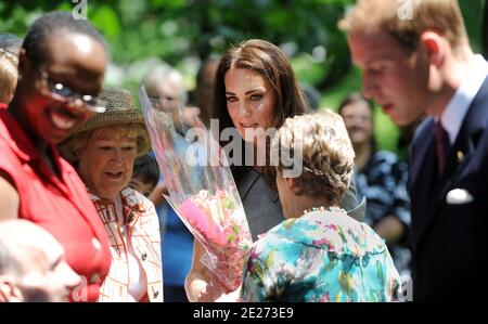 Le prince William, duc de Cambridge et Catherine, duchesse de Cambridge, accueillent un invité lors d'un événement de plantation d'arbres à leur résidence à Ottawa, le 2 juillet 2011, dans le cadre d'une visite de neuf jours au Canada.photo de Douliery/Hahn/ABACAPRESS.COM Banque D'Images