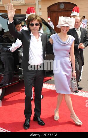 Jean-Michel Jarre et sa fille Emilie arrivent pour la cérémonie de mariage religieux du Prince Abert II de Monaco à Charlene Wittstock qui s'est tenue dans la cour principale du Palais du Prince à Monaco le 2 juillet 2011. Les célébrations sont suivies d'une liste d'invités de familles royales, de célébrités mondiales et de chefs d'États. Photo par ABACAPRESS.COM Banque D'Images