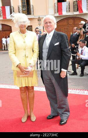 Jean Piaget et sa femme arrivent pour la c r monie de mariage