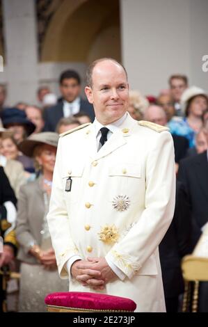 Dans cette image fournie par le Palais Princier, le Prince Albert II de Monaco photographié lors de la cérémonie religieuse de son mariage avec la princesse Charlene dans la cour d'honneur au Palais du Prince, Monte-Carlo, Monaco, le 2 juillet 2011 à Monaco. Photo par Eric Mathon/Palais Princier/ABACAPRESS.COM Banque D'Images