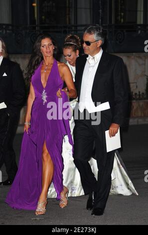 Le chanteur italien Andrea Bocelli et son partenaire Veronica Berti arrivent au dîner officiel à la suite du mariage religieux du prince Abert II de Monaco à Charlene Wittstock à l'Opéra de Monte-Carlo à Monaco le 2 juillet 2011. Les célébrations sont suivies d'une liste d'invités de familles royales, de célébrités mondiales et de chefs d'États. Photo par ABACAPRESS.COM Banque D'Images