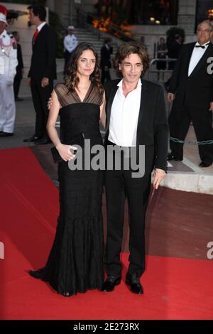 Jean-Michel Jarre et sa fille Emilie arrivent pour le dîner officiel à la suite du mariage religieux du prince Abert II de Monaco à Charlene Wittstock à l'Opéra de Monte-Carlo à Monaco le 2 juillet 2011. Les célébrations sont suivies d'une liste d'invités de familles royales, de célébrités mondiales et de chefs d'États. Photo par ABACAPRESS.COM Banque D'Images