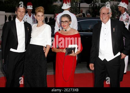 Le Prince Emanuele Filiberto de Savoie, la femme Clotilde Courau, la princesse Marina Doria et le Prince Vittorio Emanuele de Savoie arrivent pour le dîner officiel à la suite du mariage religieux du Prince Abert II de Monaco à Charlene Wittstock à l'Opéra de Monte-Carlo à Monaco le 2 juillet 2011. Les célébrations sont suivies d'une liste d'invités de familles royales, de célébrités mondiales et de chefs d'États. Photo par ABACAPRESS.COM Banque D'Images