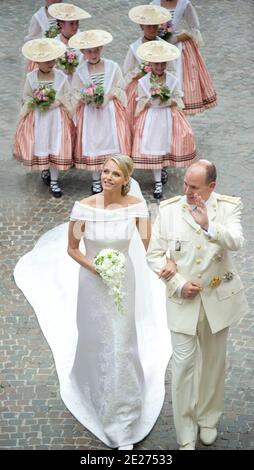 Dans cette image fournie par le Palais Princier, le Prince Albert II de Monaco et la Princesse Charlene sont photographiés alors qu'ils quittent l'Église Sainte-consacrer à Monte-Carlo, Monaco, le 2 juillet 2011 à Monaco. Photo de Charles Franch/Palais Princier/ABACAPRESS.COM Banque D'Images