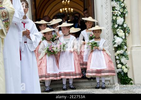 Dans cette image fournie par le Palais Princier, les jeunes demoiselles d'honneur, qui sont le prince Albert II de Monaco et la princesse Charlene, quittent l'église Sainte-consacrer à Monte-Carlo, Monaco, le 2 juillet 2011 à Monaco. Photo de Charly Gallo/Palais Princier/ABACAPRESS.COM Banque D'Images