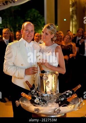 Dans cette image fournie par le Palais Princier, le Prince Albert II de Monaco et la Princesse Charlene sont photographiés lors du dîner officiel de leur mariage le dîner officiel sur les terrasses de l'Opéra à Monte-Carlo, Monaco, le 3 juillet 2011 à Monaco. Photo du Palais Princier/ABACAPRESS.COM Banque D'Images