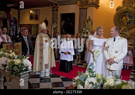 Dans cette image fournie par le Palais Princier, le Prince Albert II de Monaco et la princesse Charlene sont photographiés lors de la cérémonie à l'église Sainte-consacrer à Monte-Carlo, Monaco, le 2 juillet 2011 à Monaco. Photo par Eric Mathon/Palais Princier/ABACAPRESS.COM Banque D'Images