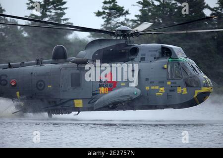 Le Prince William, duc de Cambridge, participe à une démonstration d'observation d'oiseaux aquatiques lors d'un exercice dans un hélicoptère Sea King, à Charlottetown, Île-du-Prince-Édouard, Canada, le 4 juillet 2011. Le couple royal nouvellement marié est le cinquième jour de leur première visite conjointe à l'étranger. Photo de Douliery-Hahn/ABACAPRESS.COM Banque D'Images