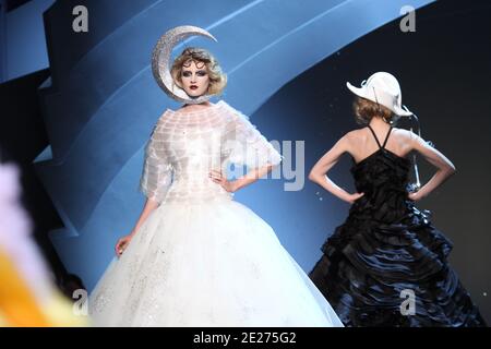 Models porte une création conçue par Bill Gaytten lors d'une tenue au salon de la mode Christian Dior haute-Couture automne-hiver 2011-2012 qui s'est tenu au Musée Rodin à Paris, en France, le 4 juillet 2011. C'est la première collection Dior depuis que John Galliano a été congédié de son rôle de concepteur en mars après qu'une vidéo a fait surface de lui faisant des commentaires antisémites dans un bar parisien. Photo de Roberto Martinelli/ABACAPRESS.COM Banque D'Images