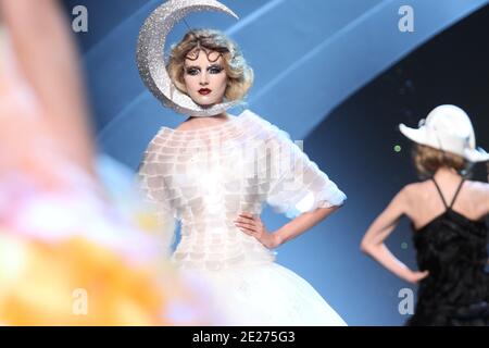 Models porte une création conçue par Bill Gaytten lors d'une tenue au salon de la mode Christian Dior haute-Couture automne-hiver 2011-2012 qui s'est tenu au Musée Rodin à Paris, en France, le 4 juillet 2011. C'est la première collection Dior depuis que John Galliano a été congédié de son rôle de concepteur en mars après qu'une vidéo a fait surface de lui faisant des commentaires antisémites dans un bar parisien. Photo de Roberto Martinelli/ABACAPRESS.COM Banque D'Images