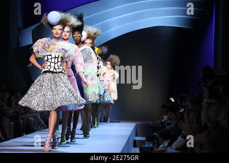 Models porte une création conçue par Bill Gaytten lors d'une tenue au salon de la mode Christian Dior haute-Couture automne-hiver 2011-2012 qui s'est tenu au Musée Rodin à Paris, en France, le 4 juillet 2011. C'est la première collection Dior depuis que John Galliano a été congédié de son rôle de concepteur en mars après qu'une vidéo a fait surface de lui faisant des commentaires antisémites dans un bar parisien. Photo de Roberto Martinelli/ABACAPRESS.COM Banque D'Images