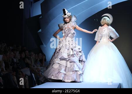 Models porte une création conçue par Bill Gaytten lors d'une tenue au salon de la mode Christian Dior haute-Couture automne-hiver 2011-2012 qui s'est tenu au Musée Rodin à Paris, en France, le 4 juillet 2011. C'est la première collection Dior depuis que John Galliano a été congédié de son rôle de concepteur en mars après qu'une vidéo a fait surface de lui faisant des commentaires antisémites dans un bar parisien. Photo de Roberto Martinelli/ABACAPRESS.COM Banque D'Images