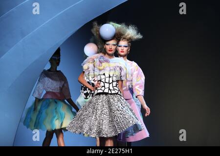 Models porte une création conçue par Bill Gaytten lors d'une tenue au salon de la mode Christian Dior haute-Couture automne-hiver 2011-2012 qui s'est tenu au Musée Rodin à Paris, en France, le 4 juillet 2011. C'est la première collection Dior depuis que John Galliano a été congédié de son rôle de concepteur en mars après qu'une vidéo a fait surface de lui faisant des commentaires antisémites dans un bar parisien. Photo de Roberto Martinelli/ABACAPRESS.COM Banque D'Images